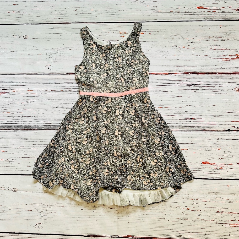 Girls Floral Dress with Pink Accent! Size 7